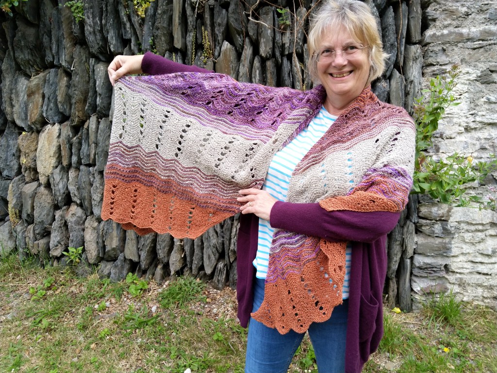 janesox, holding shawl